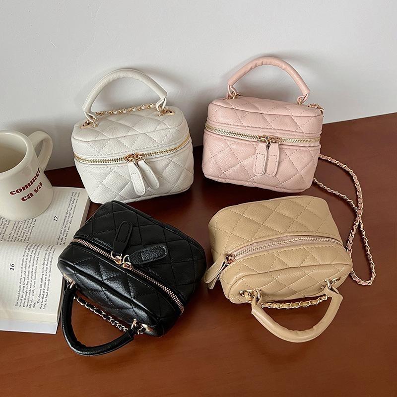 The Small Hand-held Chain Bag Is A Versatile Small Bag That Can Be Carried Diagonally Over One Shoulder