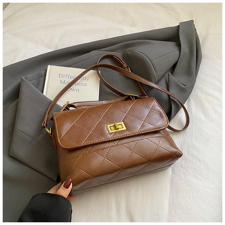 

In the fall and winter of 2025, the new casual small fragrance one-shoulder armpit bag for women Korean fashion and versatile commuter crossbody bag коричневый