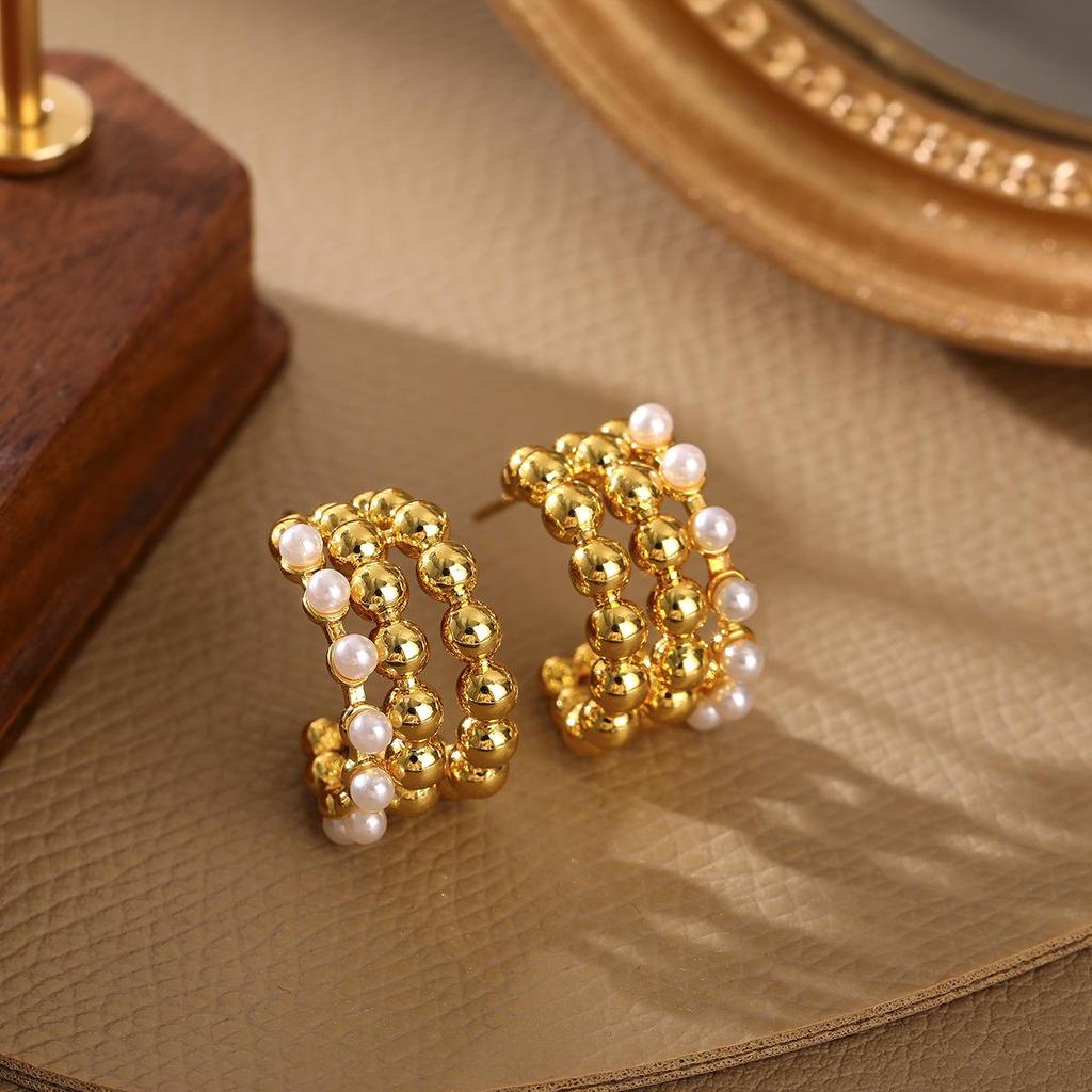 European & American Luxury Pearl Earrings: Niche Hollow Design with Silver Needle, Gold-Plated Copper, Fashionable Temperament Accessories