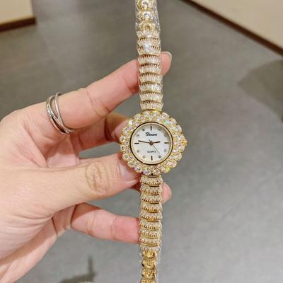 Nowy Prosty Okrągły Zegarek Damski z Diamentami Casualowa Moda Bransoletka Lekki Luksus Pełny Diament Temperament Zegarek Kwarcowy