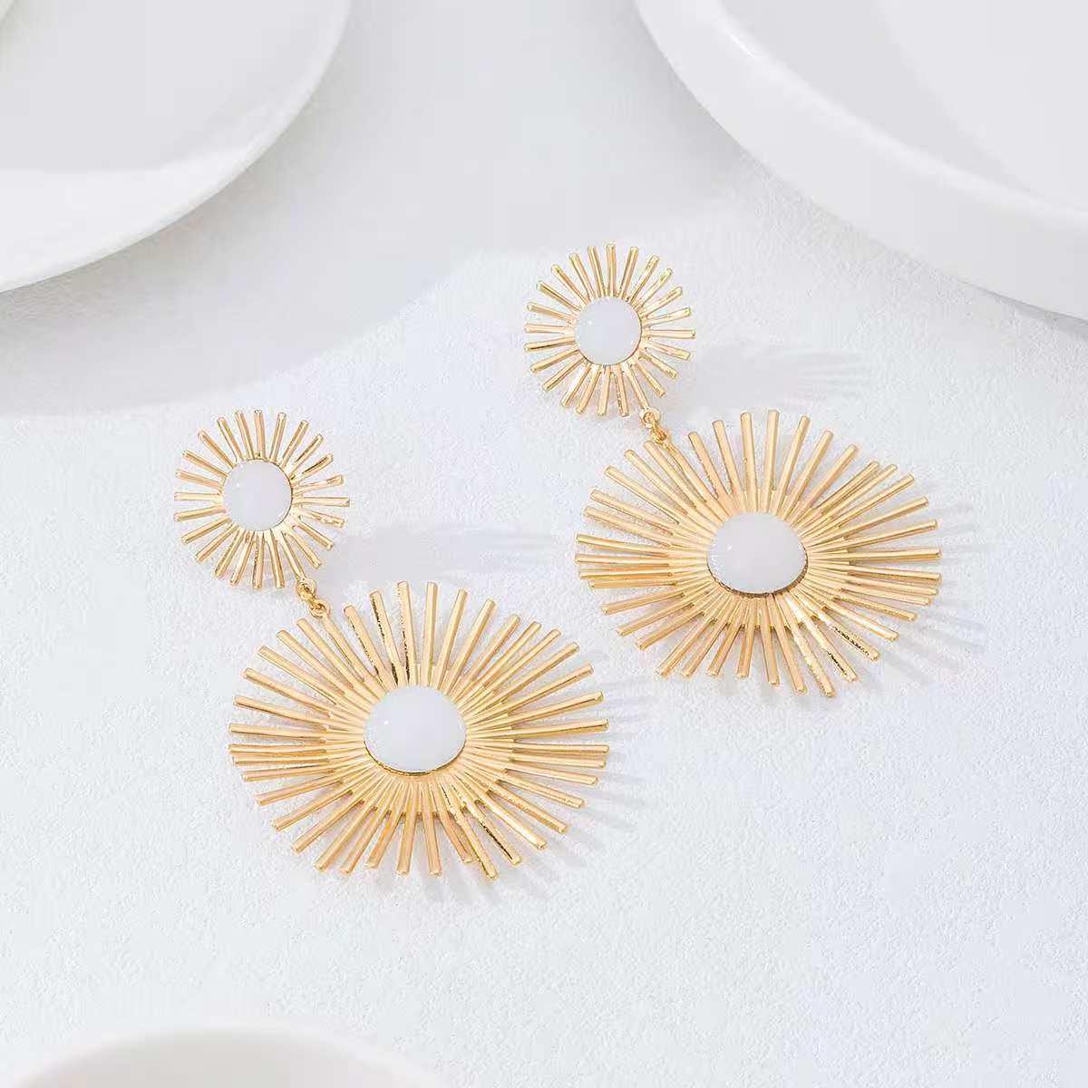Exaggerated Sunflower Pearl Earrings: European & American Fashionable Metal Circle Design белый