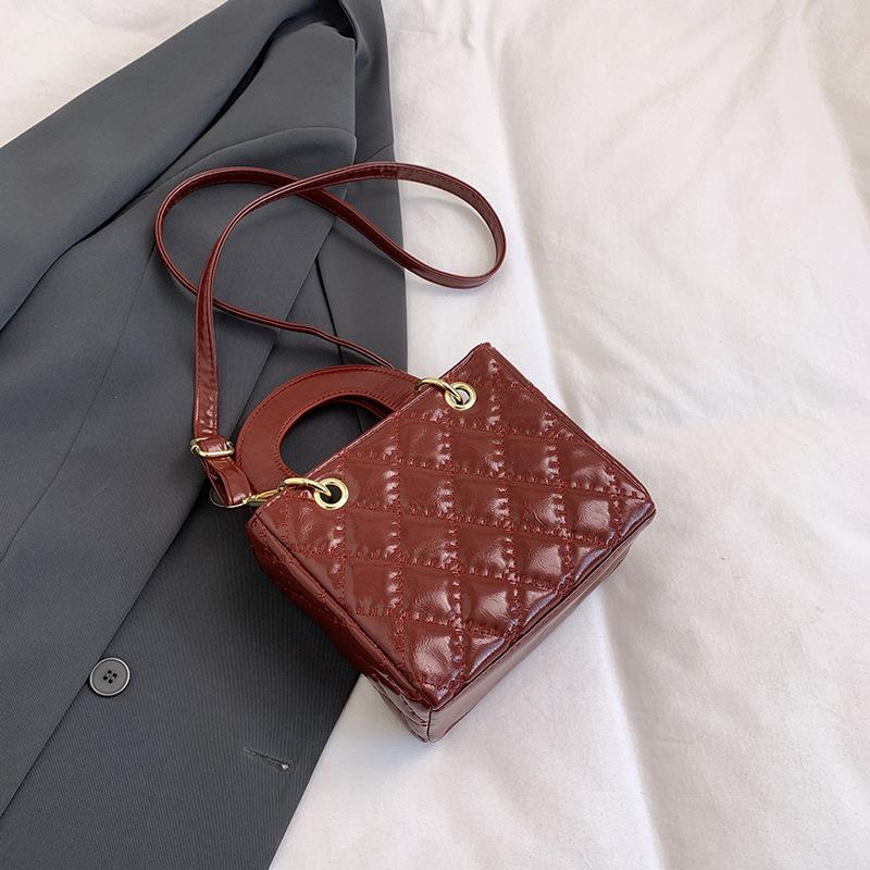 

Сумки, женская текстурная ромбовидная вышитая нитью сумочка, корейская версия 2025 весна и лето нишевая ins высокоценная сумка на плечо/кроссбоди