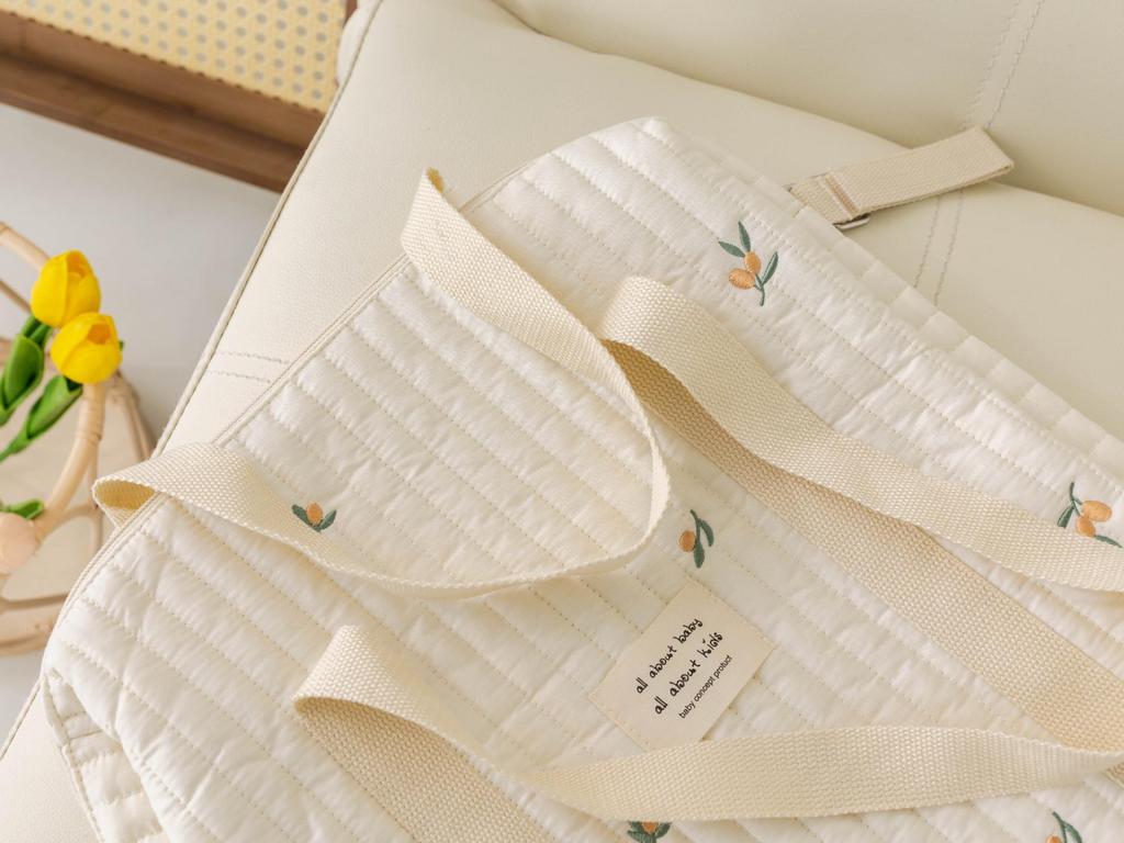 Geborduurde en gewatteerde mummie-tas met ritssluiting: Luiertas met ophanglus voor aan de kinderwagen, ideaal voor op reis.