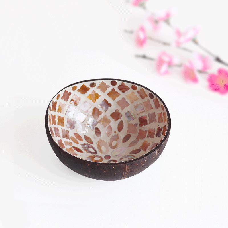 Ručně malovaná miska z kokosové skořápky: Design mušle pro úložný prostor na klíče ve vstupní hale nebo pro servírování salátu