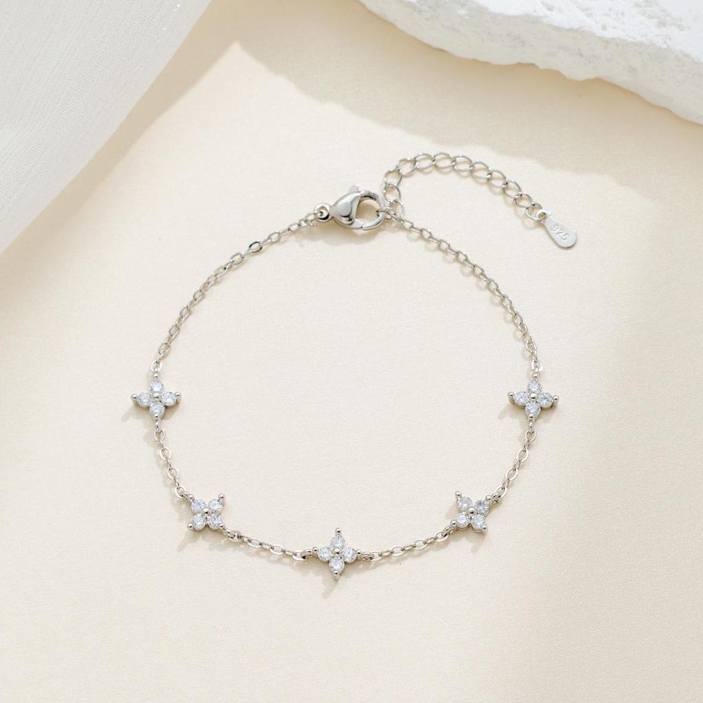 2025 Versatile Four-Leaf Clover Bracelet for Women - Japanese & Korean Style, Niche Design, Light Luxury, High-End Cold Aesthetic