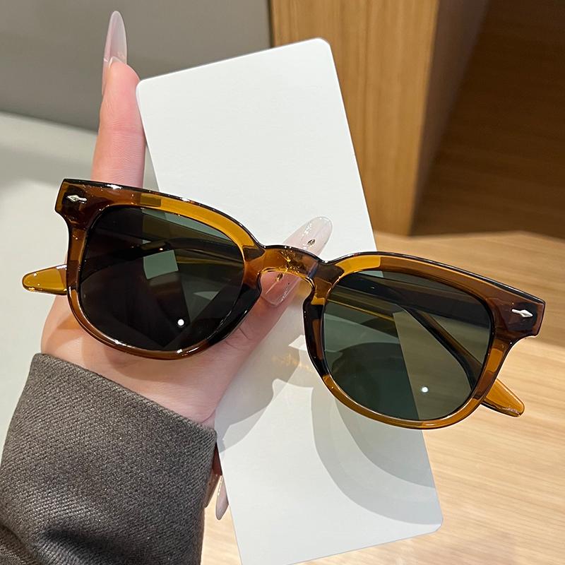 

Retro Round Men Sunglasses Fashion Clear Ocean Lens Shades UV400 Women Vintage Trending Square Rivets Sun Glasses 2026