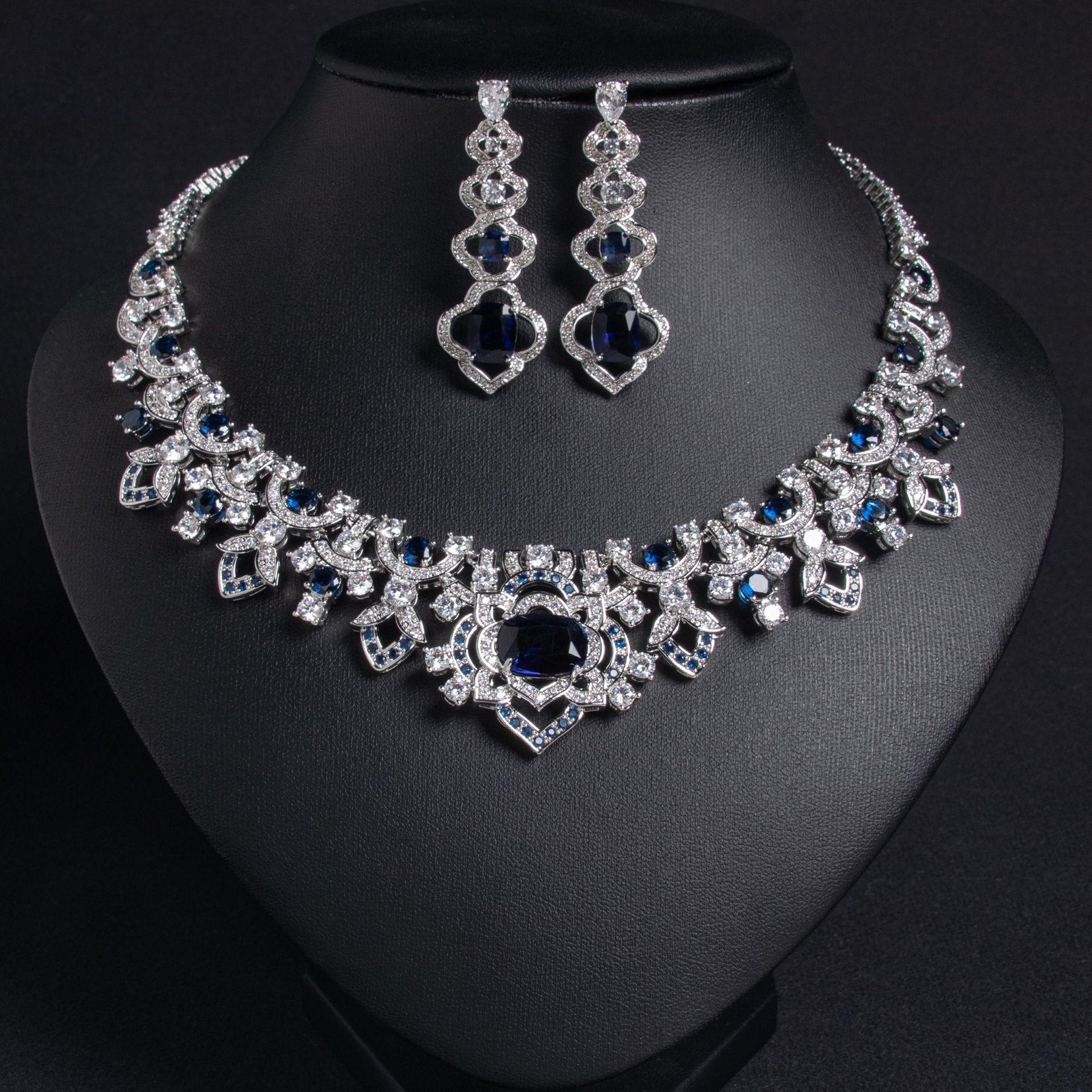 

Женский комплект украшений из ожерелья и серег с элегантным геометрическим кулоном в стиле легкой роскоши. Модный и универсальный нишевый дизайн.