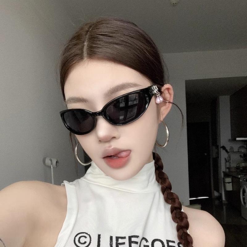 Jennie-Style GM Cat-Eye Sunglasses with Interchangeable Accessories – Retro, High-End, UV-Protected Summer Shades