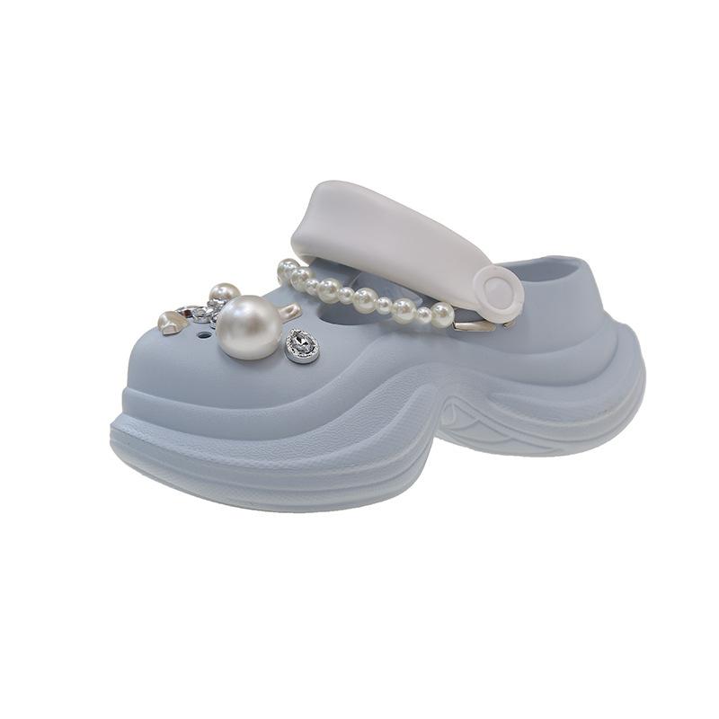 2025 new summer wear women's pearl chain muffin bottom hole shoes Internet celebrity fashion versatile thick-soled cool slippers