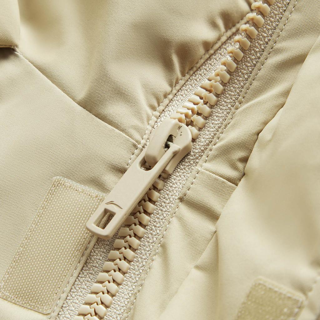 Li Ning Sports Trend Series Jednobarevná Mikina s Kapucí na Zip Odolná proti Chladu Zimní Outdoorová Středně Dlouhá Péřová Bunda Pánská Svrchní Oblečení Mléčně-Khaki AYMU361-2
