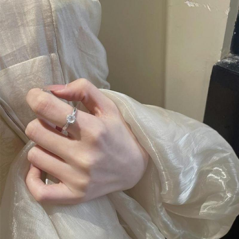Xiaohongshu Bestseller: Women's Adjustable White Jade and Zirconia Ring - Luxurious, Versatile Design