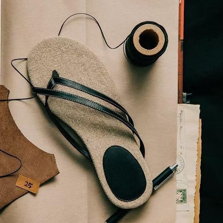 Niche Simple Set of Toe Slippers for Women's Summer Wear Flat-bottomed Holiday Beach Semi-cool Slippers