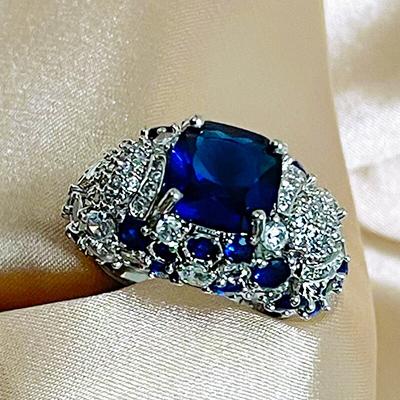 Klassischer Ring aus 925er Silber für charmante Frauen mit ovalen blauen Saphir-Edelsteinen. Feine Schmuckgröße von 6–10