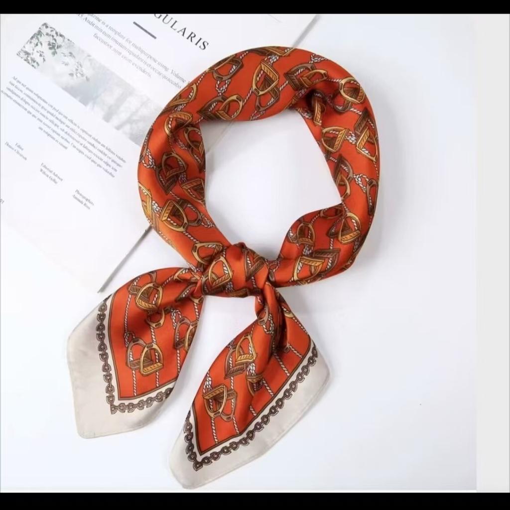 Eleganti Foulard di Seta da Donna Con Centinaia di Camicie, Assistenti di Volo, Decorazione Professionale, Protezione del Collo, Foulard, 70 Foulard Quadrati Piccoli.