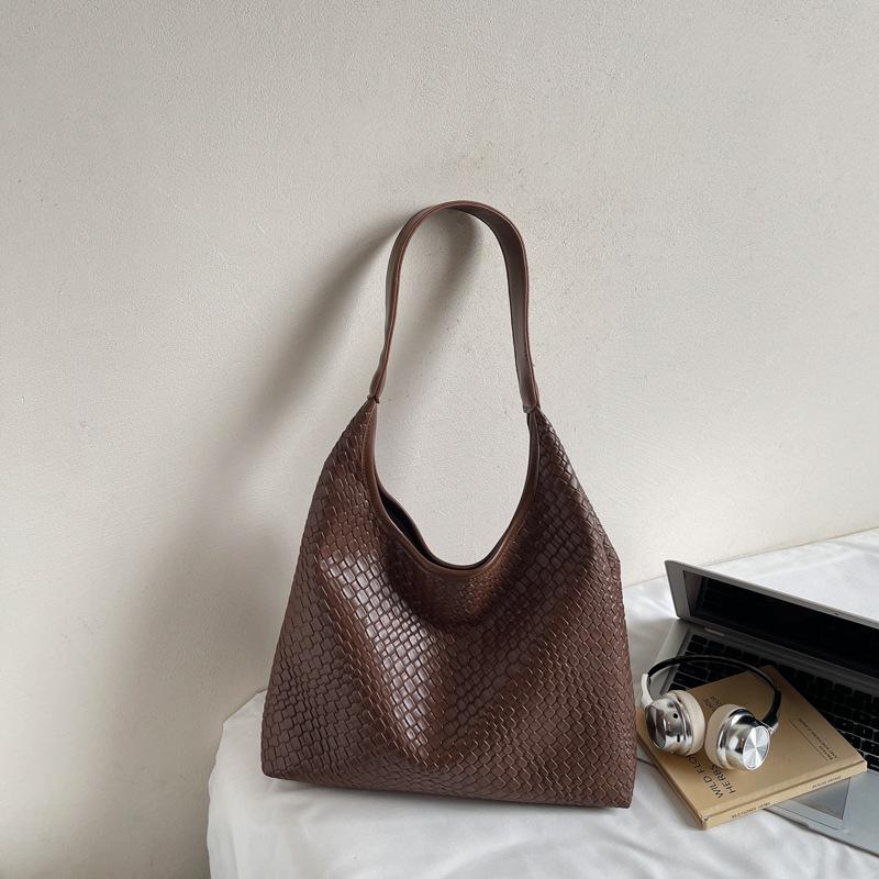 

Простая повседневная ретро сумка большой вместимости женская 2025 осень новая популярная в зарубежном стиле сумка через плечо плетеная сумка-ведро темно-коричневого