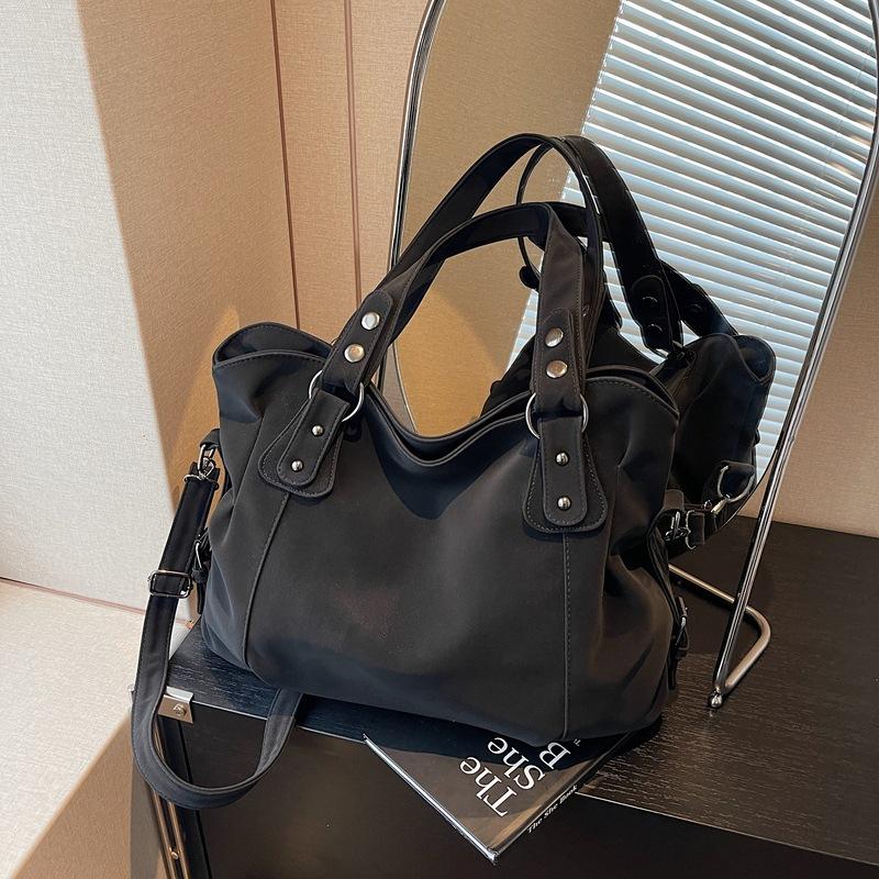 

Нишевый дизайн повседневная универсальная сумка-тоут женская новая осенне-зимняя большой вместимости на плечо мессенджер для работы чёрный