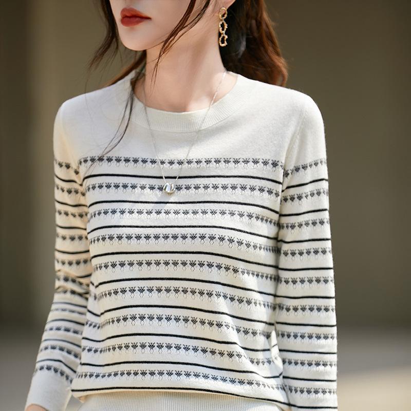 Spring and Autumn's New Strawberry Jacquard Round Neck Striped Versatile Knitted Sweater Pullover Is A Fashionable and Trendy Women's Top