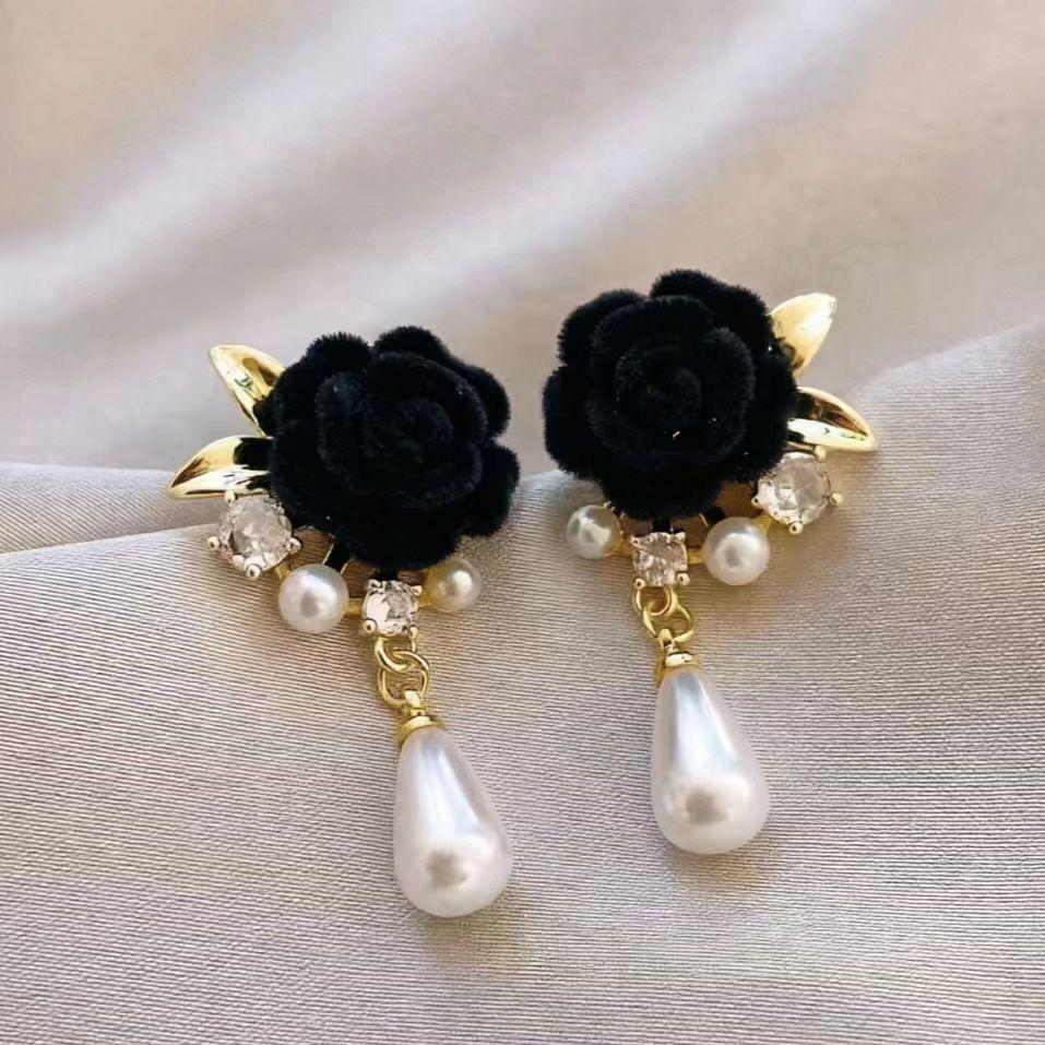 

Retro Hong Kong style autumn and winter burgundy black velvet rose pearl earrings temperament earrings 1111 new trend чорний