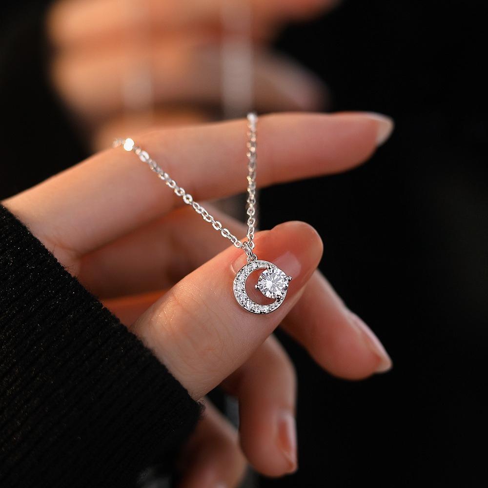 

Minimalist Collarbone Chain Versatile Crescent Sparkling Necklace for Women, Light Luxury, High-end and Niche Design Collarbone Chain 40CM