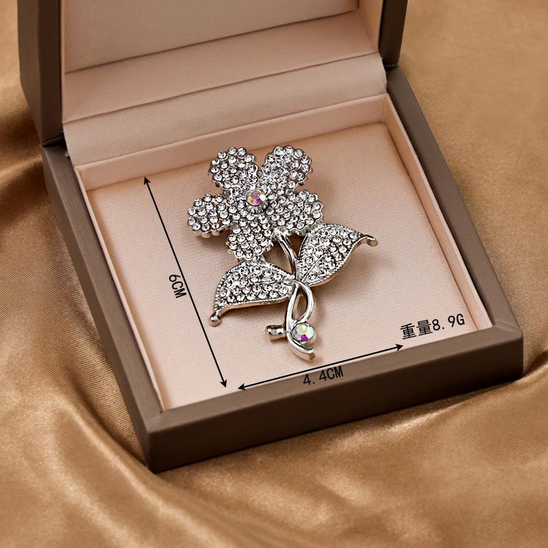 Elegant Pearl and Rhinestone Flower Brooch Pin for Coats