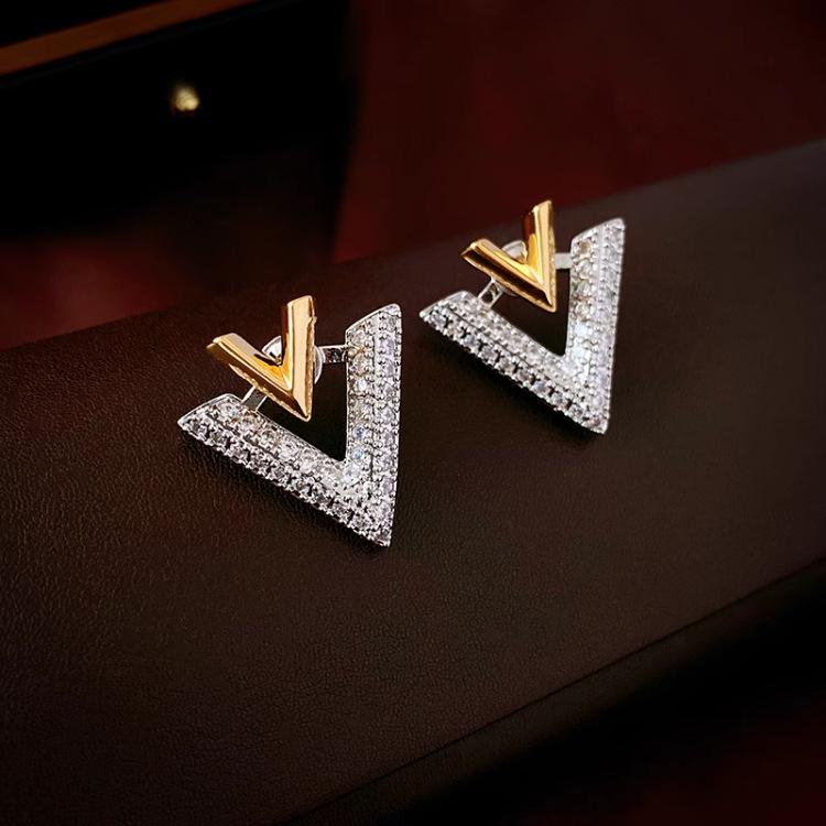 Elegant V-Shaped Diamond Stud Earrings: Luxe Autumn/Winter Design, Versatile Two-Wear, Exquisite Jewelry for Women