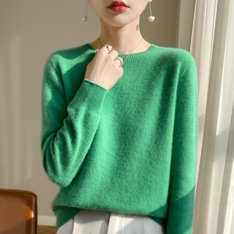 Útulný dámský pletený pulovr svetr s kulatým výstřihem a dlouhým rukávem