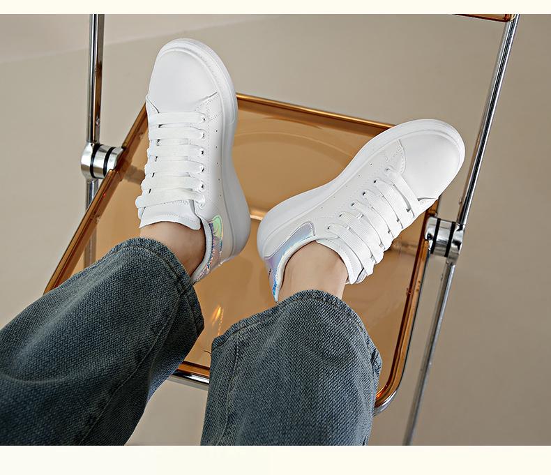 Unisexové bílé kožené tenisky na jaro 2024: Silná podrážka, Skrytý podpatek, Sportovně ležérní, Trendy design