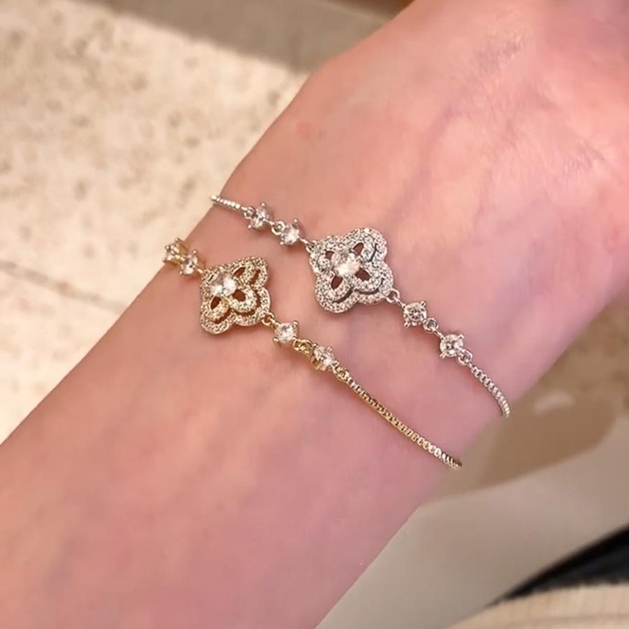 

French light luxury double-layer hollow flower bracelet, high-end simple girlfriend jewelry niche design bracelet