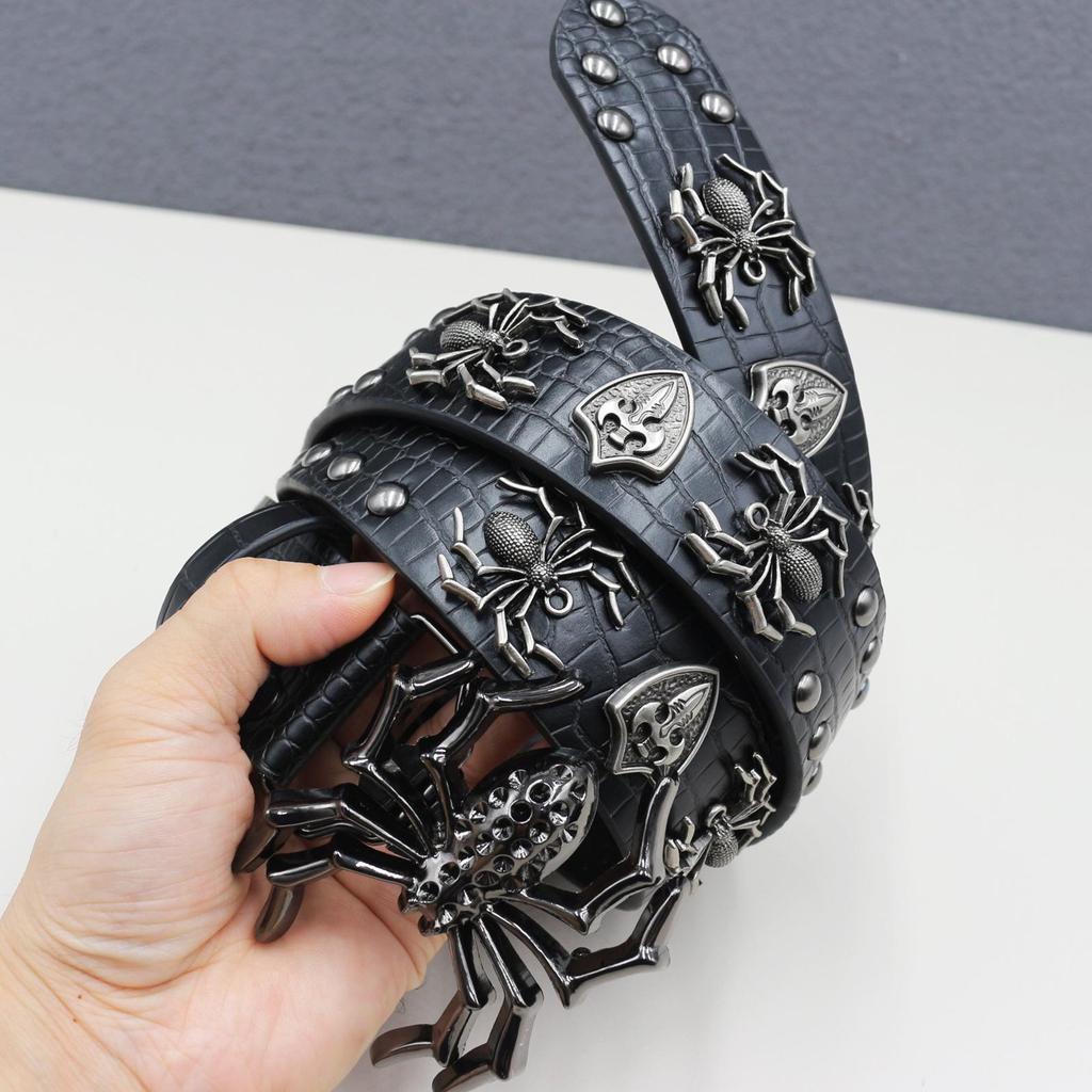 Vintage Ledergürtel mit Krokodilmuster, Nietenbeschlägen und Spinnenschild, Y2K Gothic Punk Hüftgürtel.