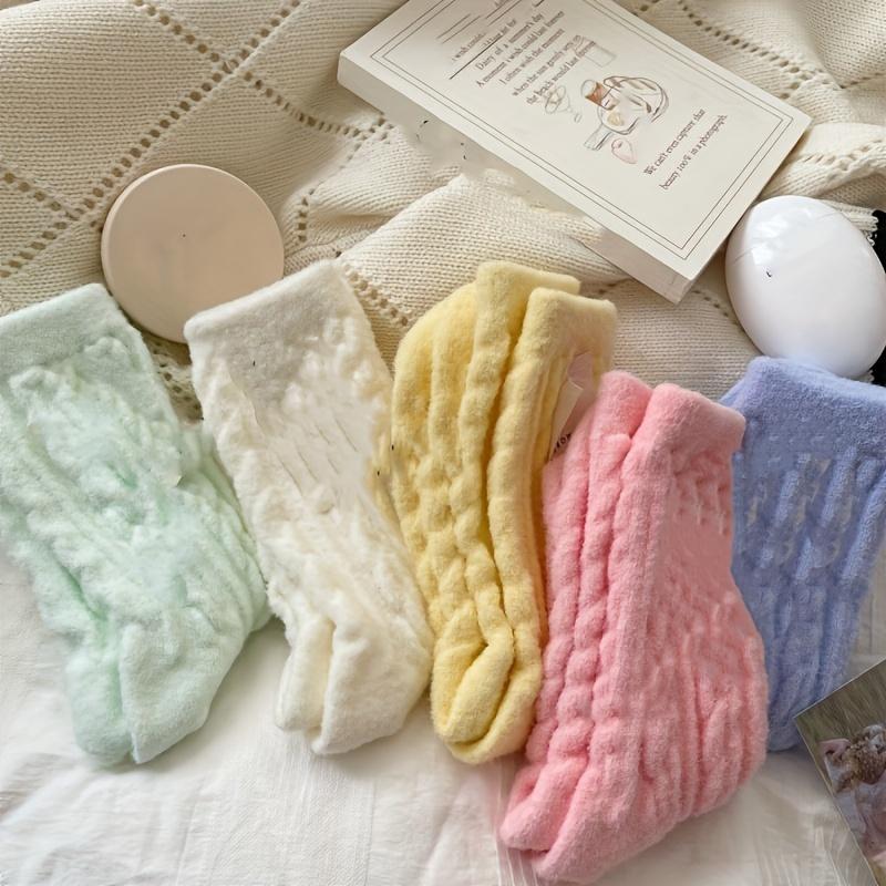 

5 пар утолщенных теплых плюшевых носков до середины икры для женщин в конфетных цветах, подходят для осени и зимы, идеально подходят для отдыха и сна. One-size