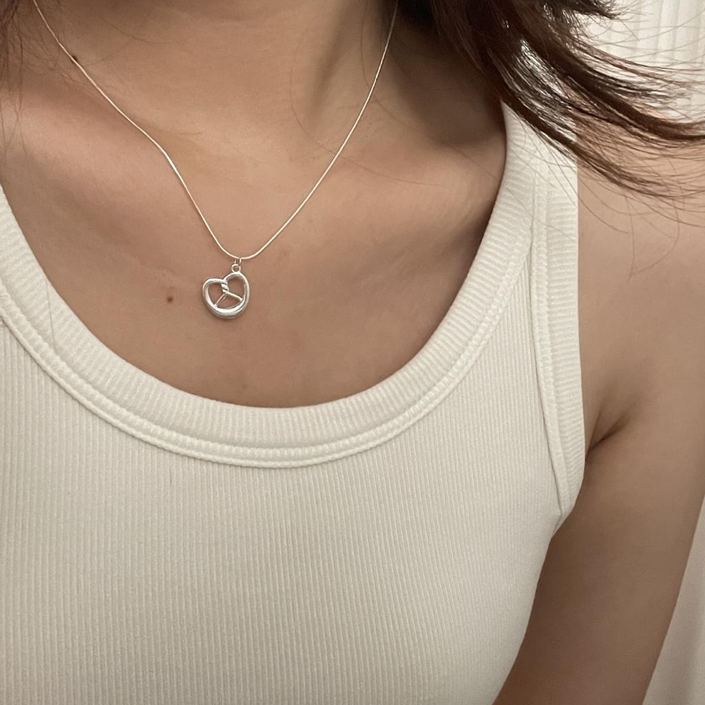 Korean version S925 sterling silver alkaline water knot necklace female niche design sense ins wind love line sense collarbone chain