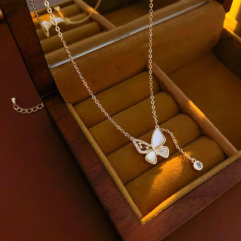 Butterfly Irregular Pearl Necklace Medieval Vintage Temperament Collarbone Chain Versatile High-end Jewelry