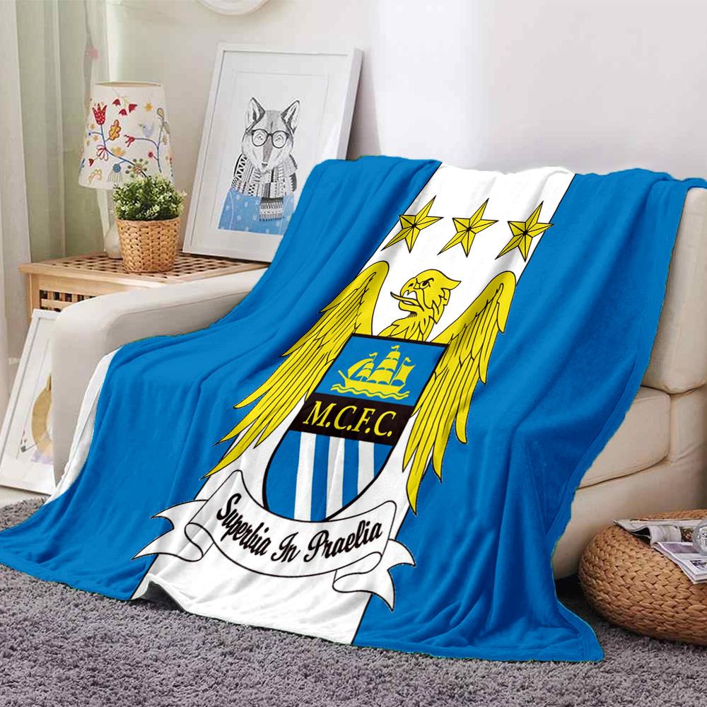 Fotbalová deka Manchester Crest z flanelu, měkký polyester, moderní design, celoroční pro kempování, cestování, dárky k svátkům nebo narozeninám