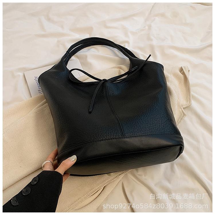 

Korean version of large-capacity soft bread bag women s 2025 new fashionable retro tote bag casual commuter tote bag