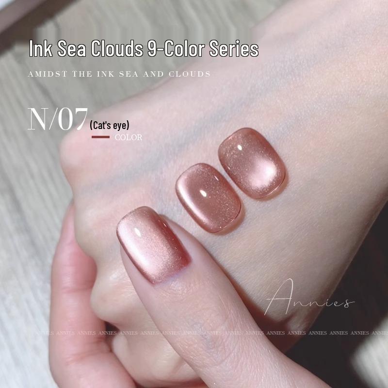 

Ennis Mo Гель-лак Кошачий глаз - Коллекция Моранди Осень/Зима 2025: Блестящие стеклянные бусины и фарфоровый белый.