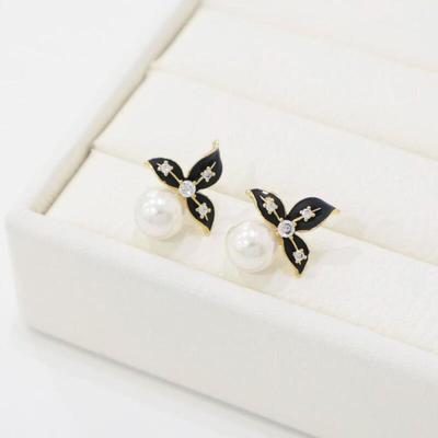 Einfache Ohrstecker für Damen, Schwarz, mit kubischen Blütenblättern und Perlenkugel
