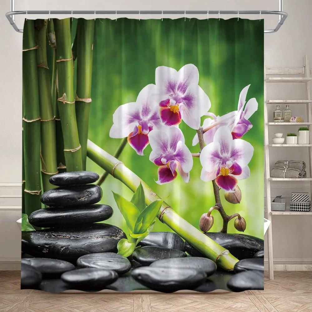 Rideaux de douche en bambou vert zen, fleurs d'orchidée violette et papillons, plantes, pierre noire, décor de salle de bain en tissu avec paysage naturel de spa