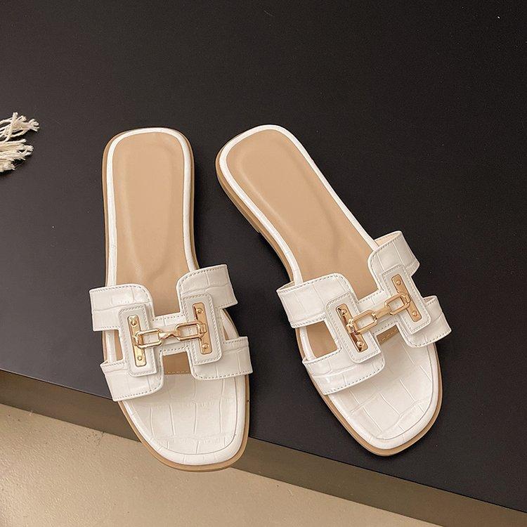 2025 Versão coreana dos novos chinelos de verão femininos moda sola plana bico quadrado chinelos frescos férias uma palavra sapatos de praia