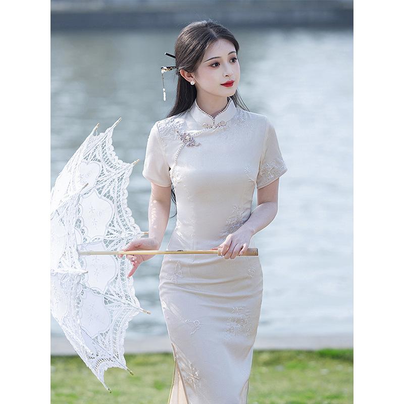 High-end embroidered cheongsam 1011 new summer improved young girl high-end sense new Chinese style dress