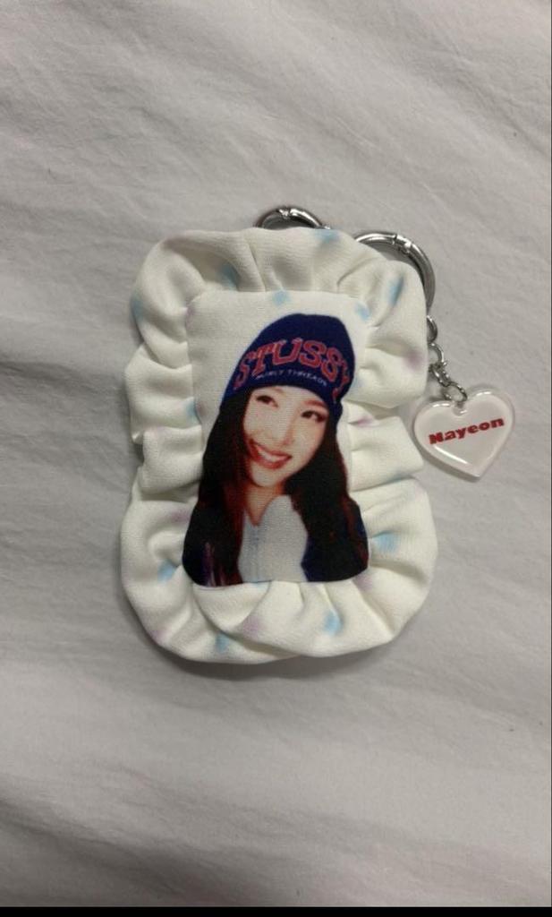[USED] Twice Nayeon strategy keychain with trading card