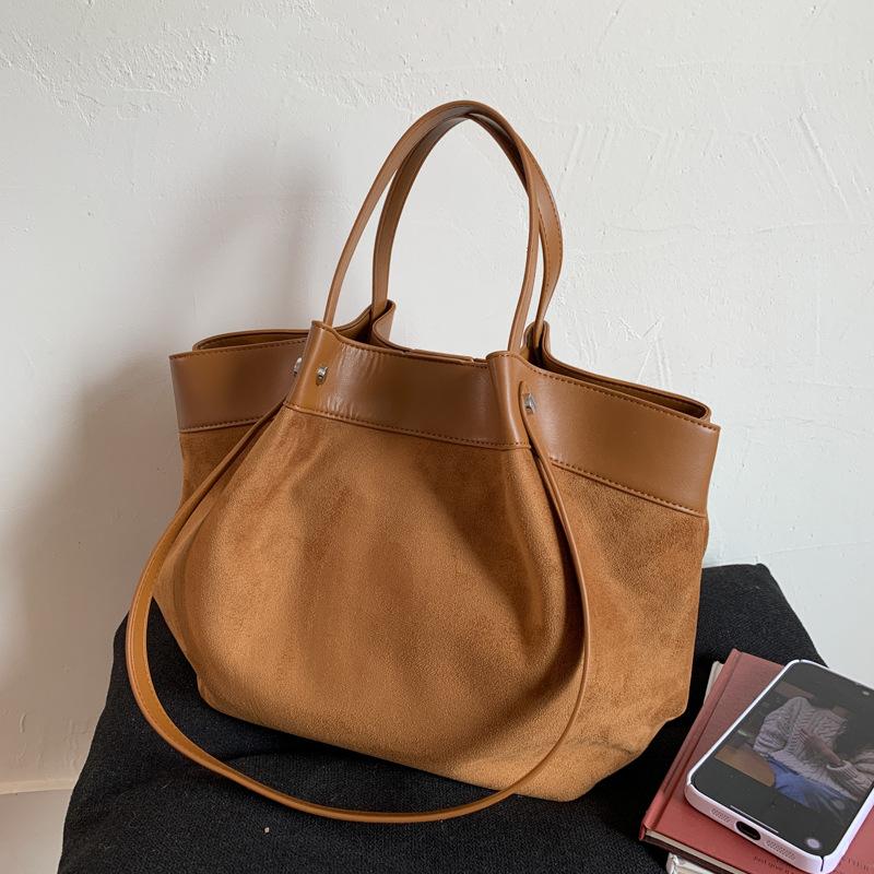 

Portable tote bag women s new large-capacity casual fashion contrasting color splicing commuter shoulder bag коричневый