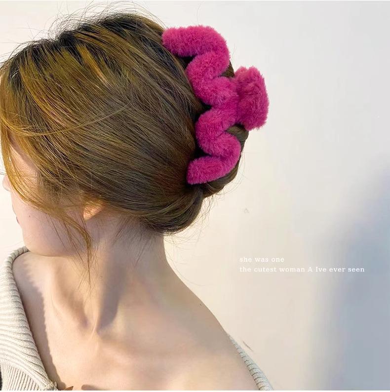 Autumn/Winter 2025 Plush Wave Claw Clip: Luxury Large Fluffy Hair Accessory for Women