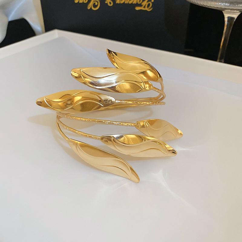European & American Pleated Metal Bangle: Elegant Cold-Style Bracelet with High-End Luxury Design