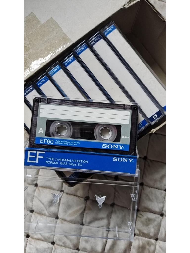 Casetofon Compact cu Roți Mari și Carcasă Transparentă