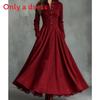 Maxi Abito Vintage Francese con Bordi in Pizzo e Dettagli a Bottone per Eleganti Occasioni da Festa