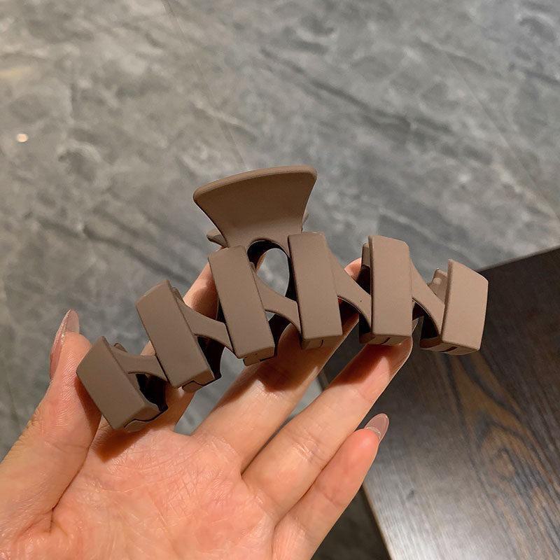 Versatile Milk Coffee Hair Clip: Large, Simple Shark Design for Women