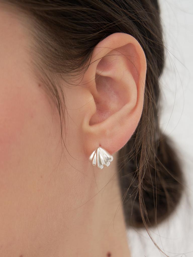 Still Instant Shell Flow Earring