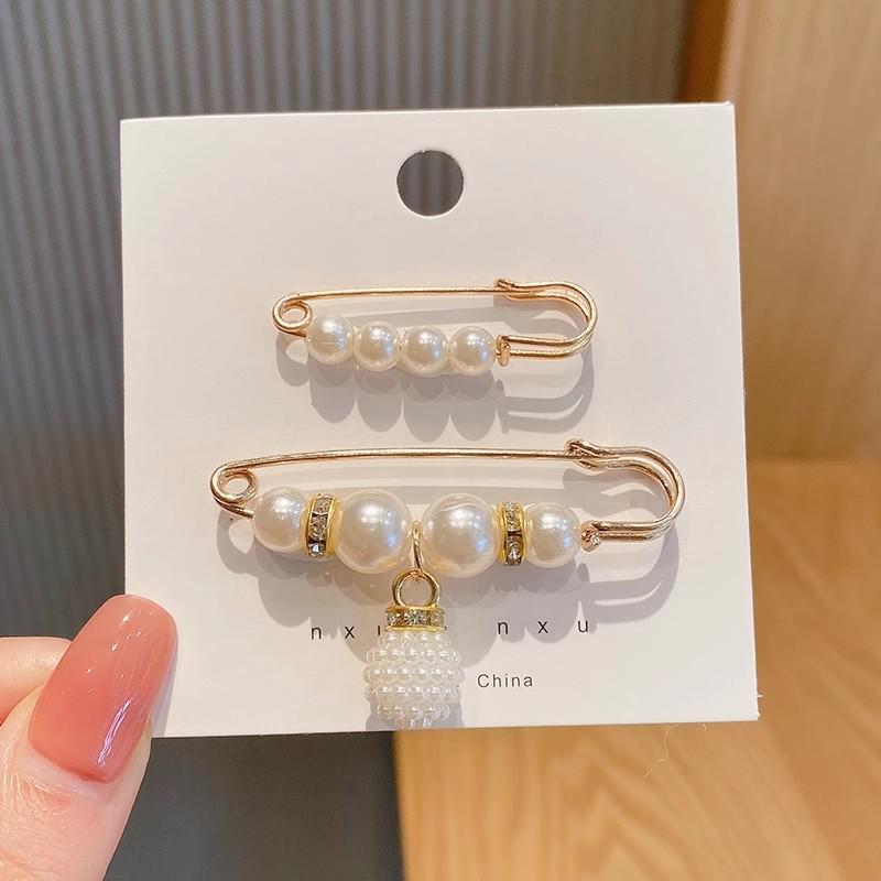 Women's Adjustable Pearl Safety Pin for Waist-Cinching and Neckline Fixing