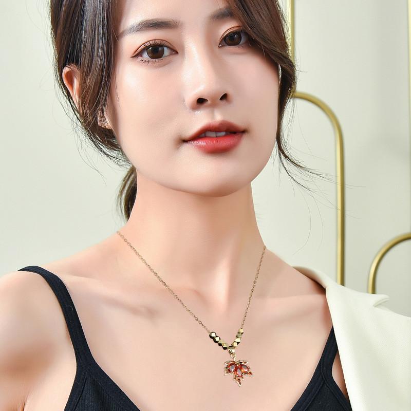 Elegant Red Maple Leaf Pendant Necklace For Women Stylish 2024 Fashion Accessory