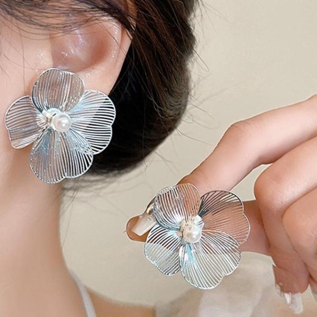 Women's Accessories Metal Flower Leaf Pearl Earrings [Silver Needle]